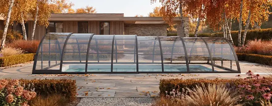 KI-Visualisierung der Aluna Classic K5 Poolüberdachung im Herbst
