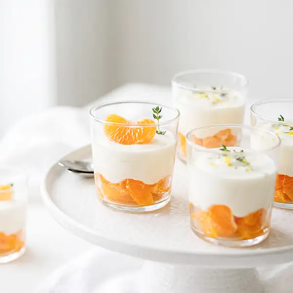 KI-generiertes Dessertbild – Mandarinen-Joghurt